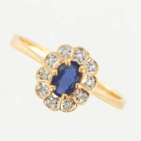 Ring med safir och diamanter 10x0,005ct, stl 19, bredd framtill ca 11mm, 18K Vikt: 2,7 g