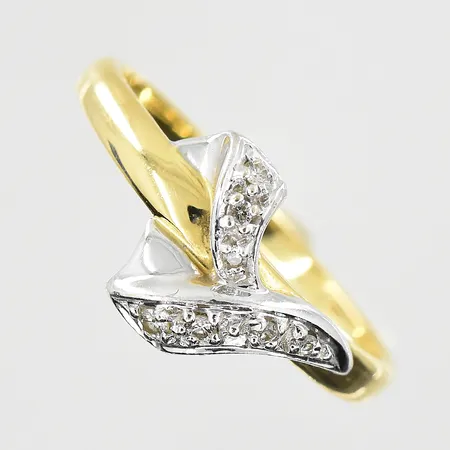 Ring med vita stenar, stl 18¼, bredd 2-10 mm, gulguld/vitguld, 18K. Vikt: 3,4 g
