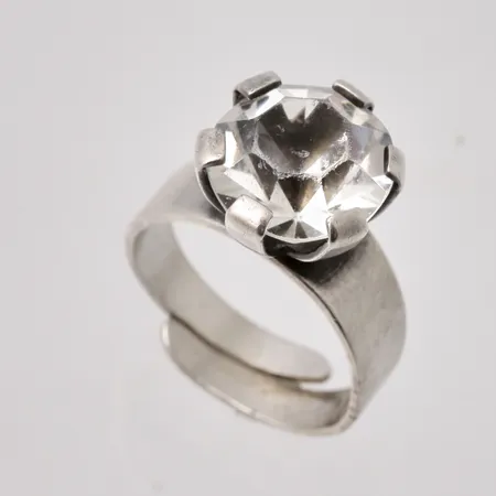Ring i silver, stl 16½, öppen skena, bredd 5,8-12,3mm, 1st vit sten, mått Ø11mm, 830/1000, tillverkad av Hedbergs Guld, år 1974, vikt 4,45g.