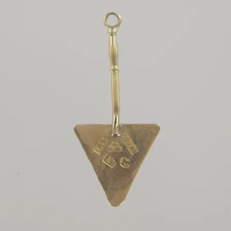 Hänge, längd 3,3 cm, bredd 1,5 cm, liten ögla, 18K Vikt: 0,9 g
