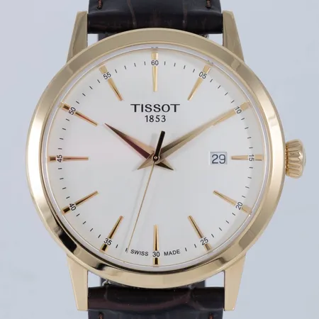 Herrur Tissot Classic Dream Boett Ø 42 mm, ref.nr. T1294103626100, boettnr. AYJ TW4 V20, 5 bar, safiglas, brunt läderband, quartz. Framstår oanvänd. Box och kvitto medföljer (inköpt maj-25 på Umeå Ur & Guld). Nypris 3895:-