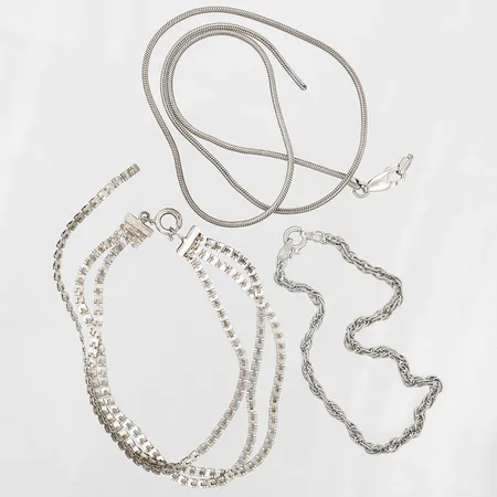 Två armband samt kedja, defekt, silver. Vikt: 15,8 g