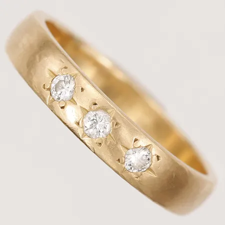 Ring med diamanter 3 x ca 0,04 ct, E. Olenfalk Guldatelje AB, Stockholm år 1990, stl: 18¼, bredd: 4 mm, bruksslitage, 18K guld. Vikt: 4,7 g