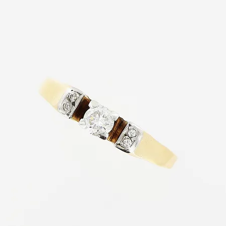 Ring, diamanter 1 x ca 0,17ct, 4 x ca 0,02ctv enligt gravyr, stl 17, skev skena, slitage på klor 18K Vikt: 2,2 g
