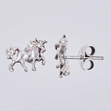 Ett par örhängen, längd ca 11mm, bredd ca 8mm, silver Vikt: 0,9 g