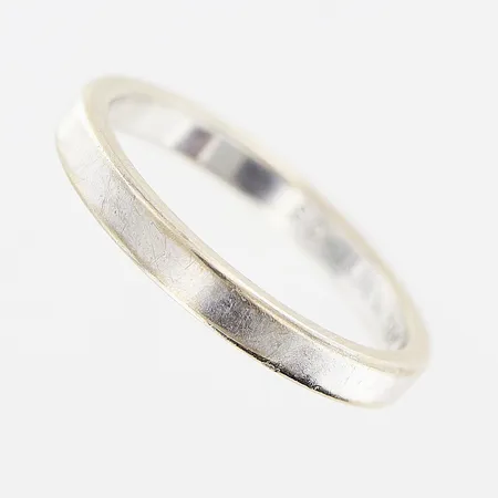 Ring, slät, stl 16, bredd 2,5mm, gravyr, vitguld, 18K Vikt: 2,9 g