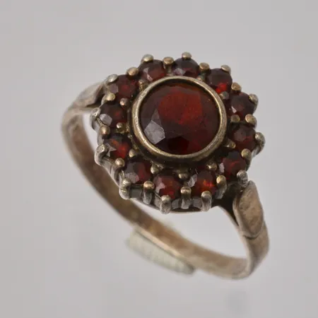 Ring i förgyllt silver, stl 17½, bredd 2-13mm, 12st Granater, mått Ø6,2-2mm,  925/1000, vikt 3,35g.