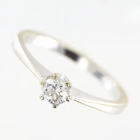 Ring, diamant ca 0,25ct, stl 17¾, bredd 1,5-,5mm, GHA, vitguld, i behov av rodiering, 18K Vikt: 3 g