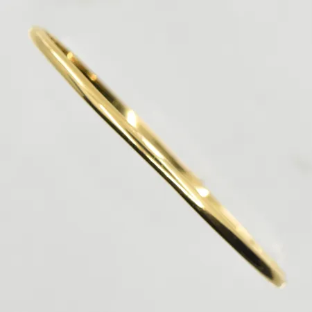 Armring, stel modell, innermått 62x60 mm, bredd 3 mm, oval passform, ojämn skena, gravyr, 18K. Vikt: 9,5 g