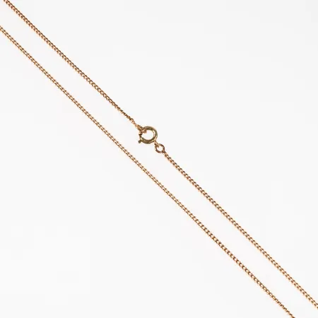 Kedja, Pansar i 14K guld. Den är 43 cm lång, 1,1 mm bred och väger 2,1g. Springring. Äldre kedja.