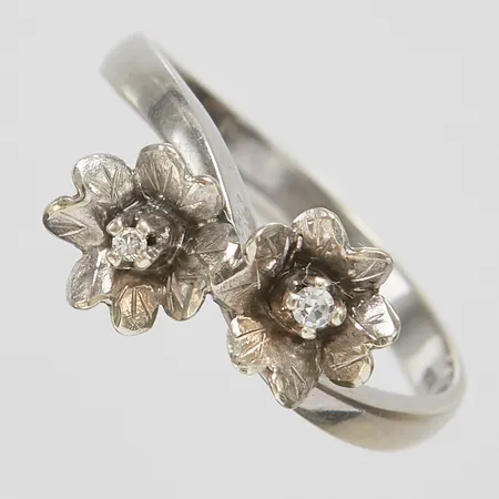 Ring, Ø17½, bredd: 2,4-9,3mm, diamanter 1 x ca.0,02ct samt 1 x ca.0,008ct, 8/8-slipade, vitguld, 18K Vikt: 3 g