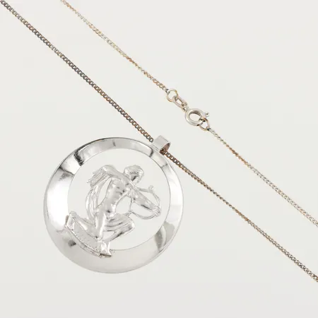 Collier med hänge, längd ca 60 cm, hängets diameter ca 40 mm, silver. Vikt: 9,4 g
