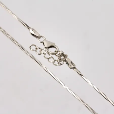 Kedja i silver, 44-47cm, fyrkantig ormlänk, bredd 1mm, 925/1000, vikt 4,8g.