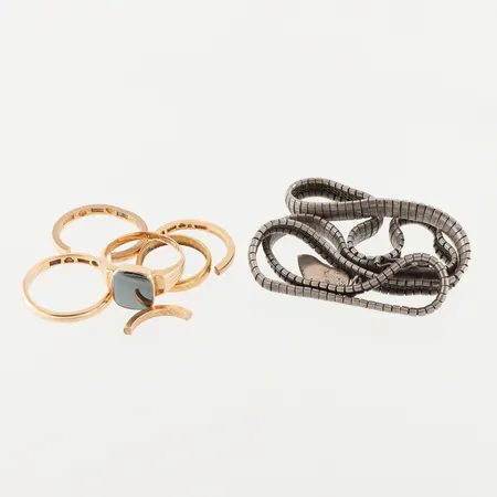 Trasigt guld, 23k 2.5 gram, 18k med sten 14.7 gram, trasigt silver 23.5 gram. Vikt: 5 g