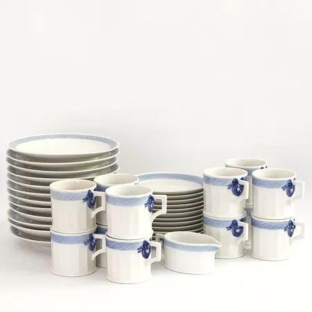 Kaffeservis 12 kaffekoppar, höjd: 57mm, 12 fat Ø12,5cm, 10 Assietter Ø16cm, 1 Mjölkkanna höjd: 40mm, 1 Sockerskål med lock Höjd 90mm, Blå Vifte, Arnold Krogh för Royal Copenhagen,  Skickas med postpaket.