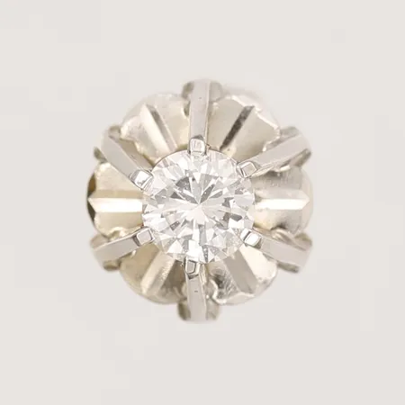 Ett udda örhänge med diamant 0,15ct, Ø 8 mm, 18K vitguld. Vikt: 1 g
