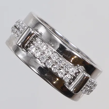 Ring med vita stenar stl 18 bredd 9mm, silver 925/1000 Vikt: 7,2 g