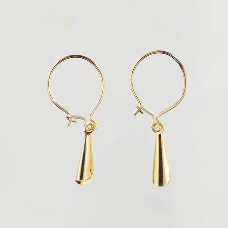 Ett par örhängen, längd 20 mm, missfärgade, 14K. Vikt: 0,4 g