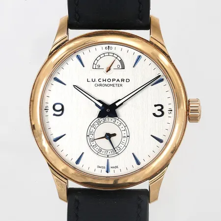 Herrur Chopard L.U.C Quattro, 18K, manuell, ref-nr: 161926-5004, serie-nr: 4022567, boett-nr: 1926, numrerad 41/50, kaliber 98.01-L, verk-nr: 186861, Ø43mm, glasbaksida, safirglas, läderband med lätt slitage, extra läderband medföljer, gångreservsindikator, ytterkartong med slitage, box, manual, certifikat, värderingsintyg från Kaplans daterat 2025-02-12  Vikt: 0 g
