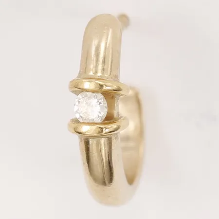 Ett udda örhänge med diamant 1 x ca0,07ct, längd: 15mm, bredd: 5mm, saknar snurrebuss, 18K guld.  Vikt: 1,6 g