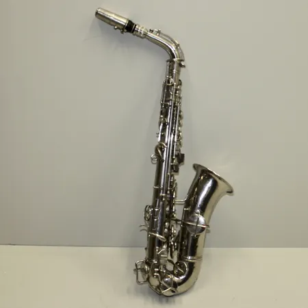 Altsaxofon Conn New Wonder, series II, tillverkad i Elkhart Indiana USA, ca år 1928, nickelpläterad, Märkt med A  M216320 L, levereras med en sliten orignallåda, en uppsättning med putor, det finns en buckla på baksidan av kroppen.viss mekanik behöver justeras,  i behov av service. Vikt: 0 g Skickas med postpaket.