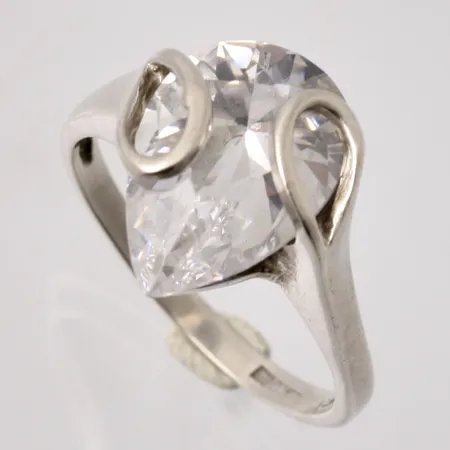  Ring i silver, stl 18¾, bredd 2,115mm, 1st vit sten, mått 10,5-15mm, 925/1000, vikt 5,69g.