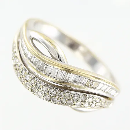 Ring, diamanter 30st briljantslipade diamanter ca 0,005ct/st, 25st baguettslipade diamanter ca 0,01ct/st, stl 17¼, vitguld, i behov av rodiering, 18K Vikt: 4,7 g