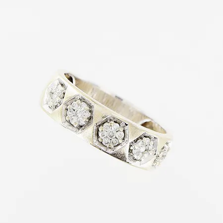 Ring, diamanter 35 x ca 0,005ct, stl 16¾, bredd 5mm, vitguld, i behov av rodiering, 18K Vikt: 4,5 g