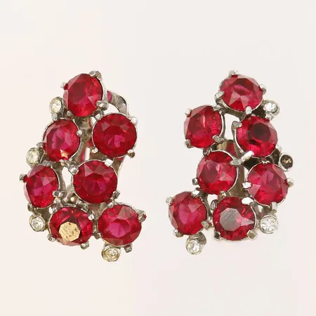 Ett par örhängen med röda samt vita stenar,clips, DIOR by Mitchel Maer, längd: 27mm, bredd: 19mm, vitmetall, bruksslitage, en sten saknas. Vikt: 0 g