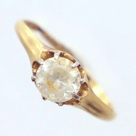 Ring, Ø17½, sliten vit sten, skev i skenan, 18K Vikt: 1,5 g