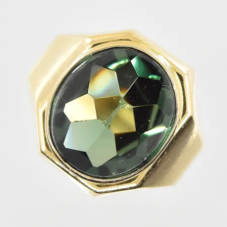 Klackring med grön sten, stl 17¼, bredd 5-16 mm, ojämn skena, 18K. Vikt: 5,3 g