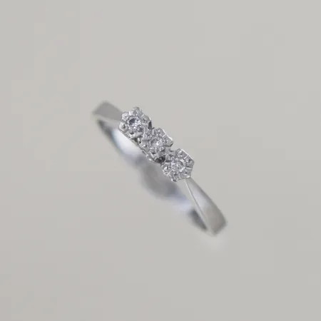 Ring med diamanter 0,02 x3, Ø 17 mm, 18K Vikt: 2,9 g