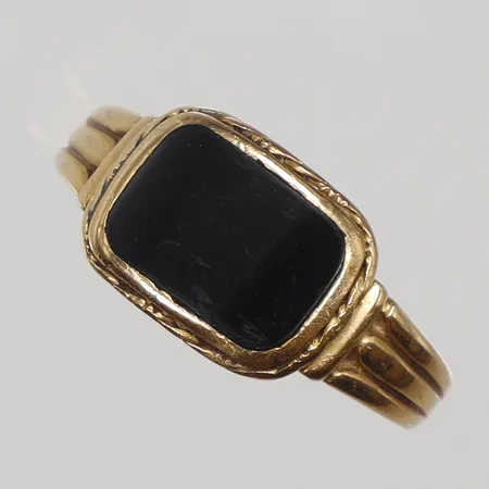 Klackring med svart sten, stl 20, bredd 1-9mm, skev skena, 18K Vikt: 3,9 g