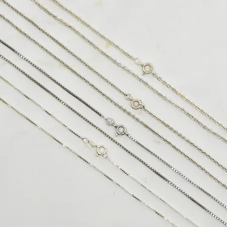 4 kedjor, längd 42 cm - 59½ cm, bredd 1-2 mm, silver. Vikt: 15,1 g