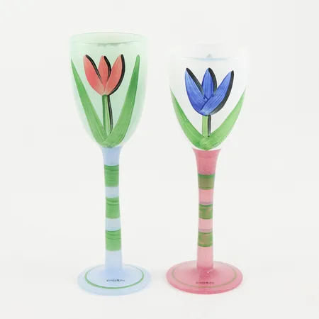 Pokalglas 2 st, Kosta Boda Ulrica Hydman-Vallien, signerade och numrerade, höjd ca 26 cm. Skickas inom Sverige Vikt: 0 g Skickas med postpaket.