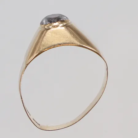 Ring med vit sten, skev, defekt 18K  Vikt: 2,1 g