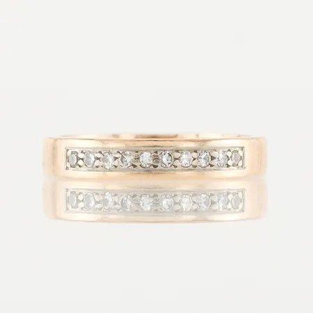 Ring med 10 st diamanter på totalt 0.10 ct enligt inskription, Juvel-Magnus AB Göteborg 1976, storlek 15.5 mm, bredd 3.2 mm, 18k. Vikt: 3,1 g