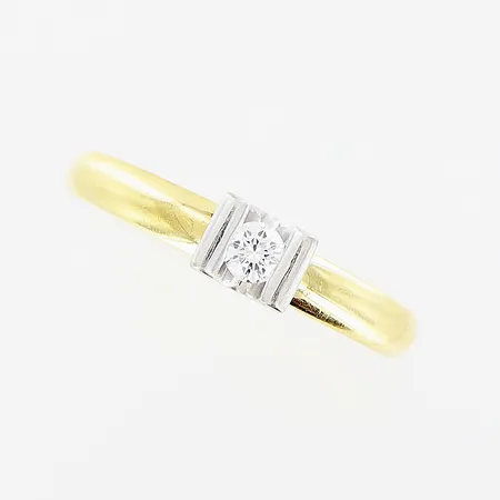 Ring, diamant 0,12ct enligt gravyr, stl 17½, bredd 2-4mm, vit/gulguld, 18K Vikt: 4,3 g