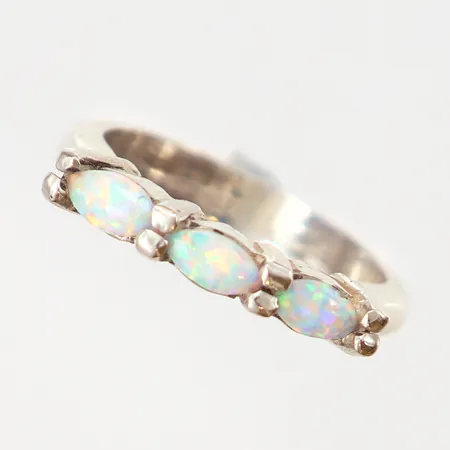 Ring med opalliknande stenar, stl 17½, bredd: 3,5mm, ostämplat silver  Vikt: 4,3 g