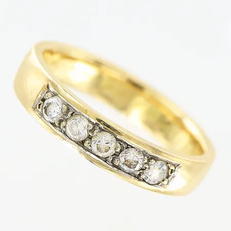 Ring, vita stenar, stl 18¾, bredd 4,5mm, gravyr, 18K Vikt: 6,1 g