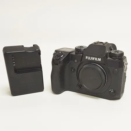Digital systemkamera Fujifilm XH-1, 24MP, snr: 94M50659, slitage, repig skärm, laddare BC-W126S saknar nätdel, skadad ögonmussla, inga övriga tillbehör.  Skickas med postpaket.