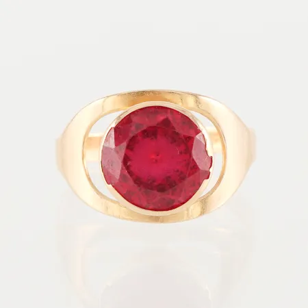 Ring med röd sten, skador runt infattningen, storlek 17 ½ mm, bredd 2.6-12.5 mm, 18k. Vikt: 3 g