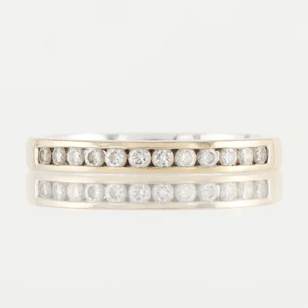 Ring vitguld med 12 st små diamanter, Guldfynd AB, storlek 18 mm, bredd 2.7 mm, 18k.  Vikt: 3,6 g
