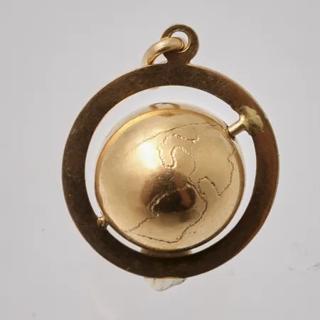 Hängei 18K guld, Jordglob, mått 18,2x28,8mm, öppen ögla, vikt 2,79g.