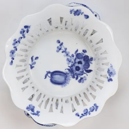 Gallerskål Royal Copenhagen modell Blå Blomst, modell nr. 10. 1574, troligen 2:a stortering, höjd 9,5cm, bredd 19cm, bruksslitage  Skickas med postpaket.