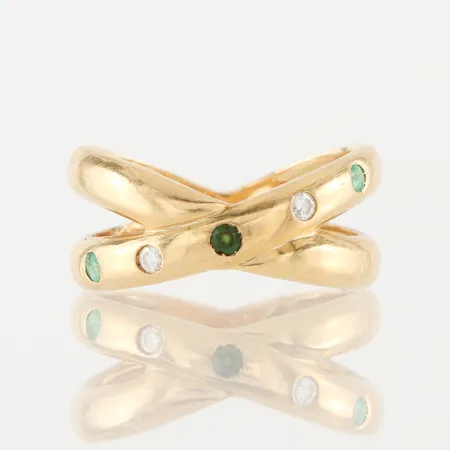 Ring med diamanter och smaragder, storlek 20 ¾ mm, bredd 5.1-11.3 mm, 18k. Vikt: 10,2 g