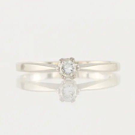 Ring vitguld med solitär diamant på 0.19 ct enligt inskription, Guldfynd AB, storlek 18 mm, bredd 1.6-4.1 mm, 18k. Vikt: 1,9 g