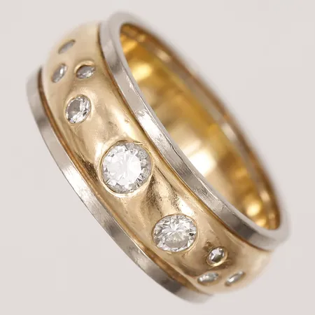 Ring med diamanter totalt ca 0,215 ctv, tvåfärgad, stl: 16½; bredd: 7 mm, 18K guld. Vikt: 8,4 g