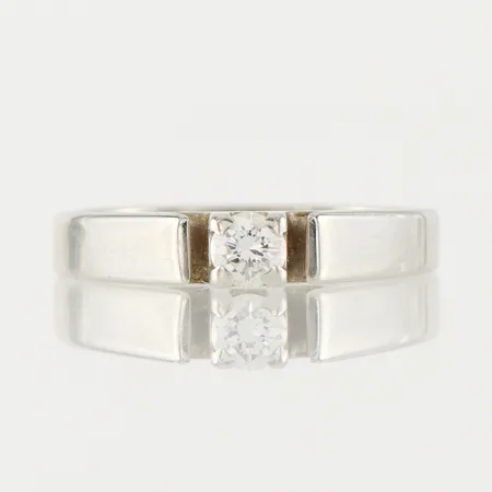 Ring vitguld med solitär diamant på 0.16 ct enligt inskription, storlek 16 ¼ mm, bredd 2.5-3.5 mm, 18k. Vikt: 3 g
