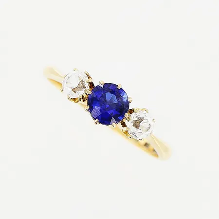 Ring stl 16¼, bredd 1,5-5mm, blå och vita stenar, gravyr, 18K Vikt: 2,1 g